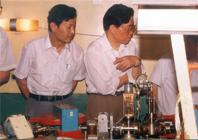 杜详琬和陈能宽在高能所实验室(1993).jpg